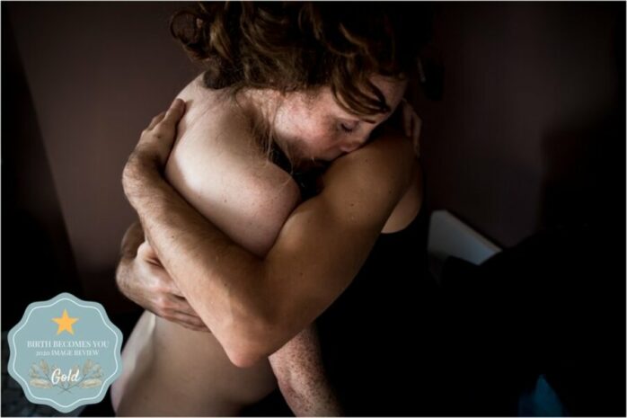 Man omhelst zijn vrouw tijdens het puffen