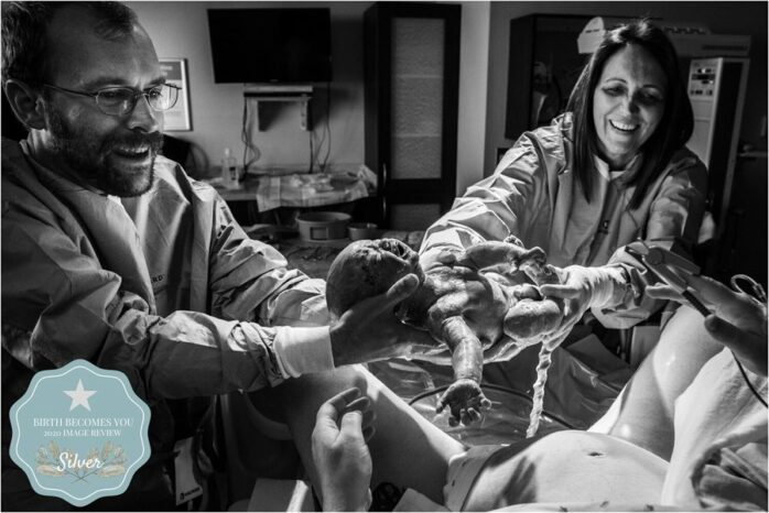 Baby vlak na bevalling zit nog aan de navelstreng