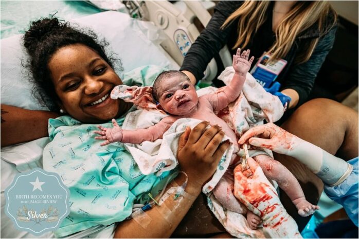 Moeder toont trots haar pasgeboren baby