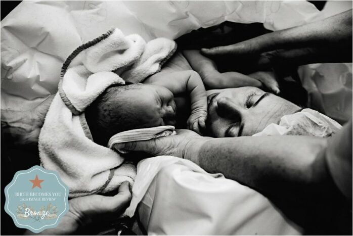 Pasgeboren baby ligt sereen bij moeder