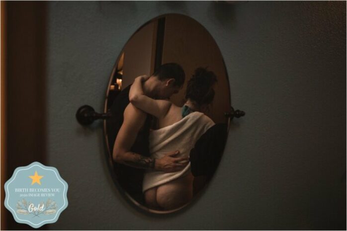 Man ondersteunt zijn vrouw