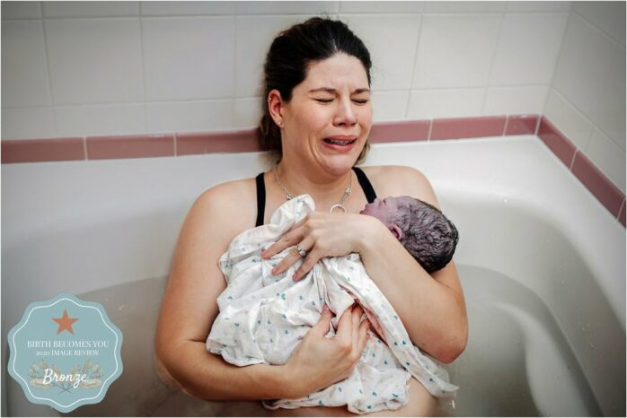 Moeder houdt huilend haar baby vast