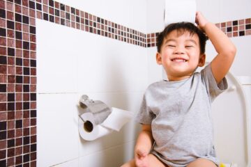 Peuter leert billen afvegen