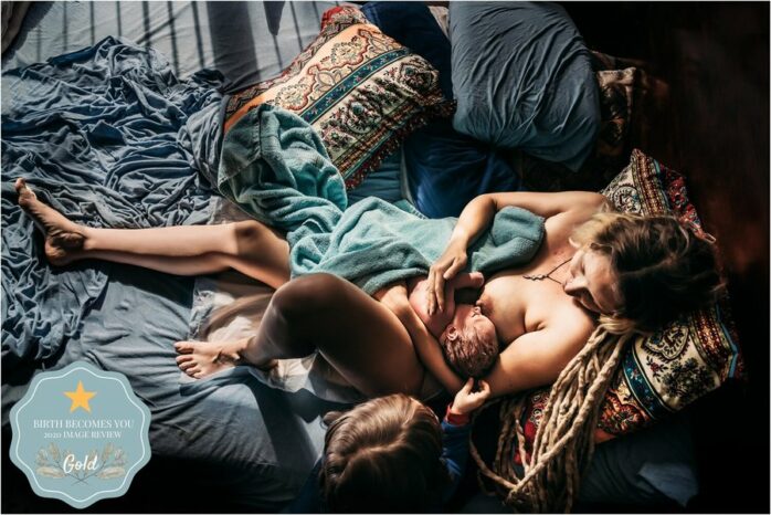 Moeder legt haar pasgeboren baby aan de borst