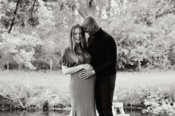 Zwanger vrouw en haar partner lachen om het Zwangerschapsduur mysterie