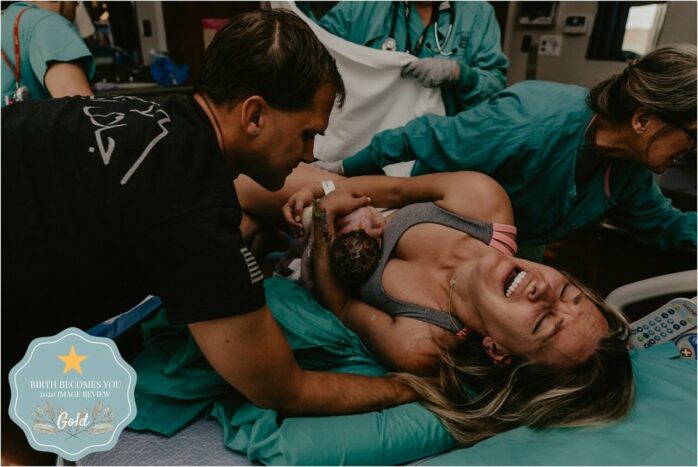 Vrouw pakt kreunend haar baby aan