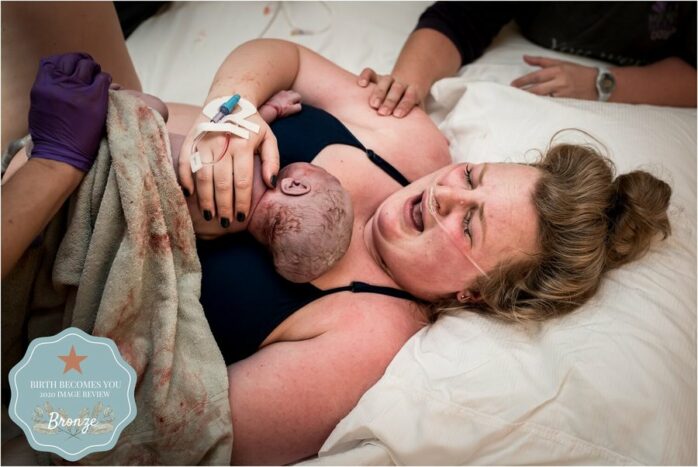 Pasgeboren baby wordt op de borst van moeder gelegd die huilt