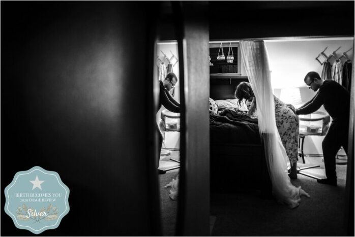 Man duwt op de rug van zijn vrouw