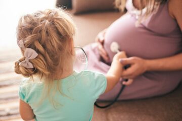 Meisje speelt dokter met zwangere moeder die mogelijk CMV heeft