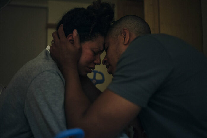 Man houdt zijn hoofd bij die van zijn vrouw en houdt haar vast