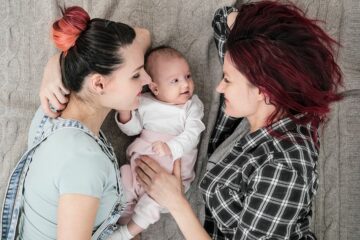 Moeder en partner genieten samen van baby