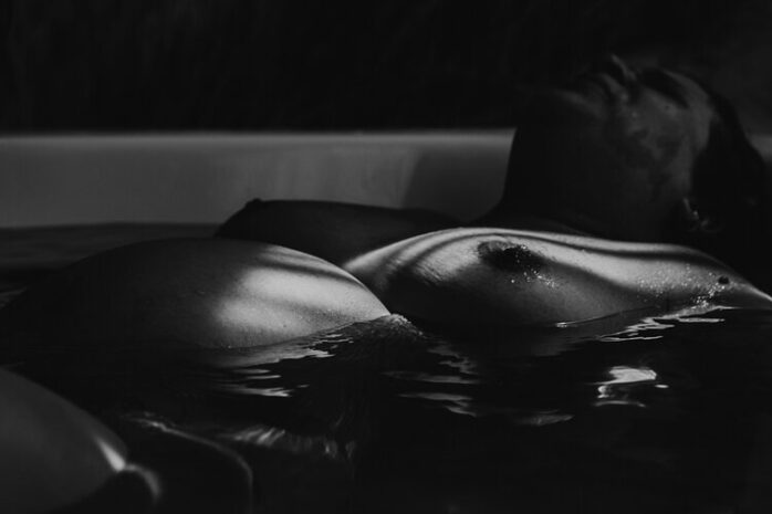 Close-up van buik en borsten tijdens weeën