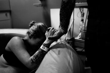 Man ondersteunt zijn vrouw bij verschillende soorten weeën Jaleesa Koelen fotografie