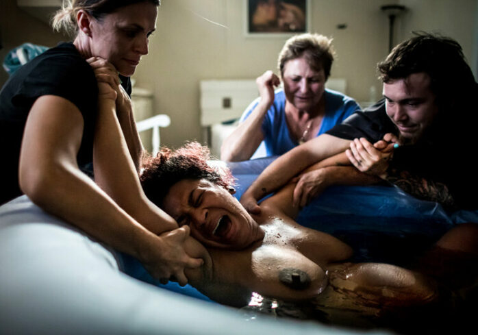 Vrouw schreeuwt het uit tijdens de bevalling