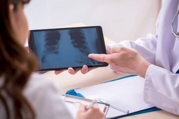 Zwangere vrouw krijgt uitleg van een arts over haar röntgenonderzoek