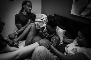 Vrouw is aan het bevallen en maakt gebruik van natuurlijke pijnbestrijding bij haar thuisbevalling