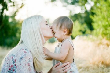 Moeder kust zoontje die babynamen uit 2021 heeft