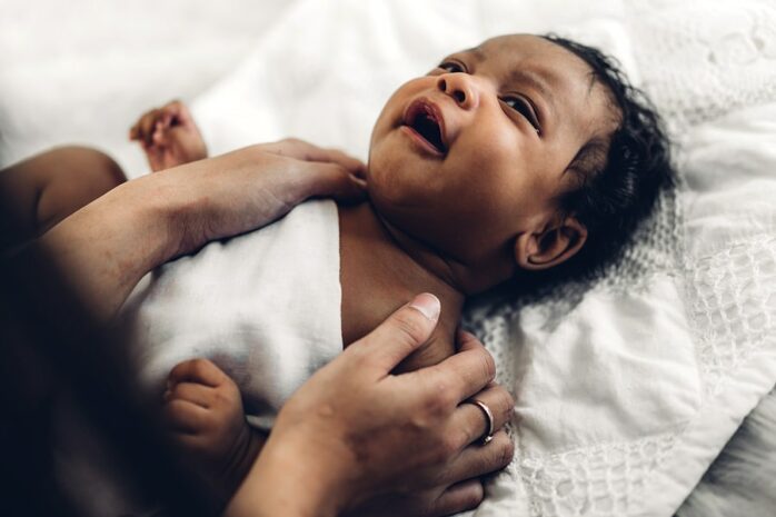 Pasgeboren baby om de ontwikkeling van te volgen in de 24Baby app