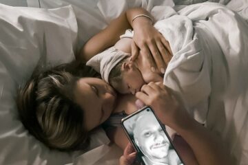 Baby Tiaz ligt bij moeder Yentl op de borst en papa kijkt vanaf het scherm mee