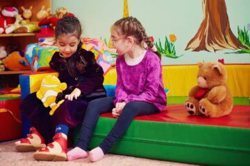 Kinderen spelen samen op het speciaal onderwijs