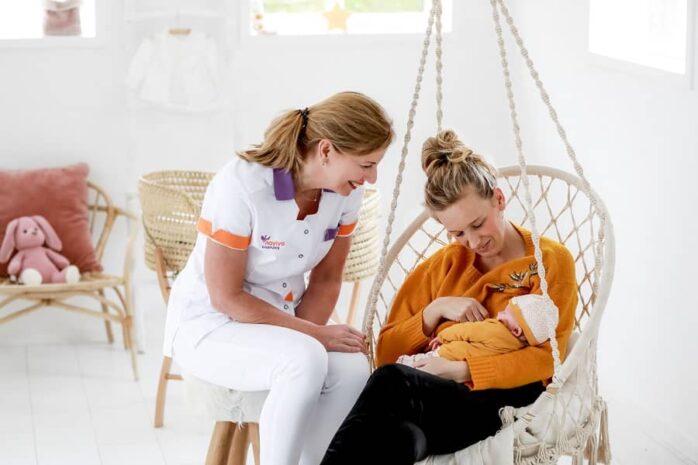 Kraamverzorgende ondersteunt nieuwe moeder en baby