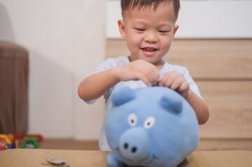 Jongetje spaart in spaarvarken omdat spaarrente laag is