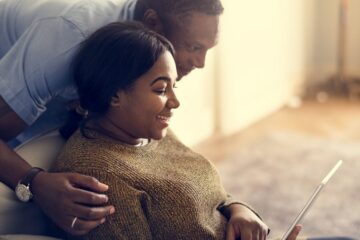 Zwangere vrouw en partner denken samen na over keuzes rond bevalling en zwangerschap