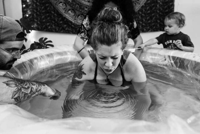 Vrouw puft weeën weg in bevalbad