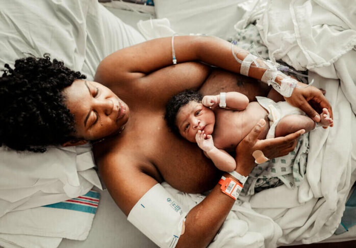 Baby ligt op buik moeder