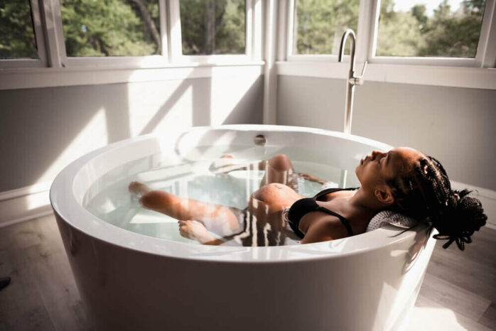 Vrouw zit tijdens bevalling in bad