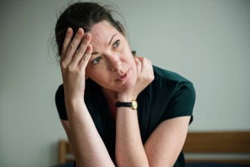 Vrouw is verdrietig tijdens wachten op miskraam