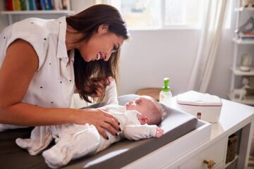 Moeder kleedt baby om op commode