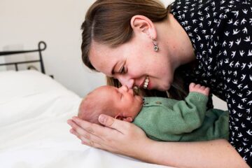 Pas bevallen moeder met baargoud oorbellen