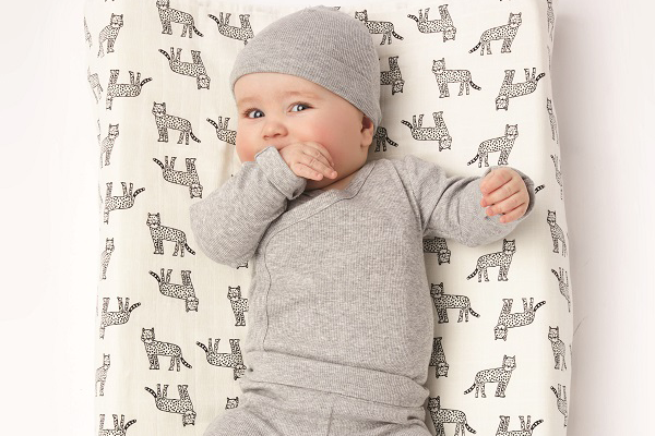 baby in babypakje van HEMA