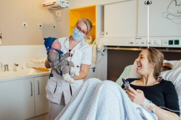 Baby na bevalling in geboortepakje