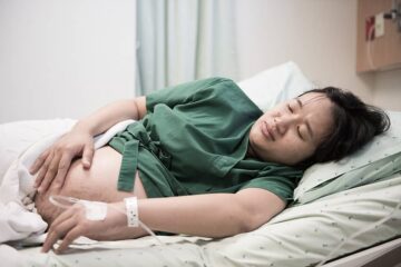 Vrouw maakt gebruik van remifentanil tijdens bevalling