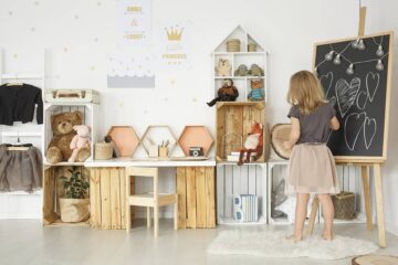 Meisje speelt in speelkamer