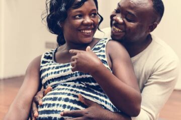 Vrouw geniet van leuke kanten van zwanger zijn