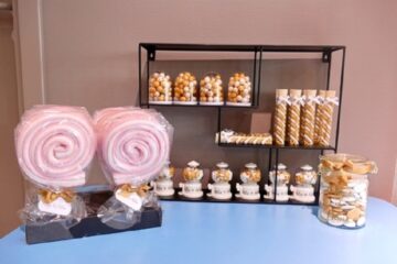 Tafel met geboortebedankjes