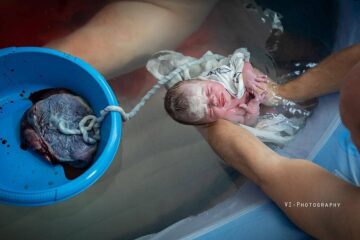 Baby wordt via lotusbevalling in bad geboren