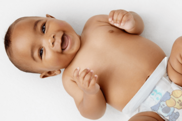 Baby draagt Etos luier met Woezel en Pip afdruk