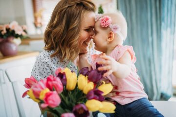 Baby en moeder vieren moederdag met moederdag ideeën