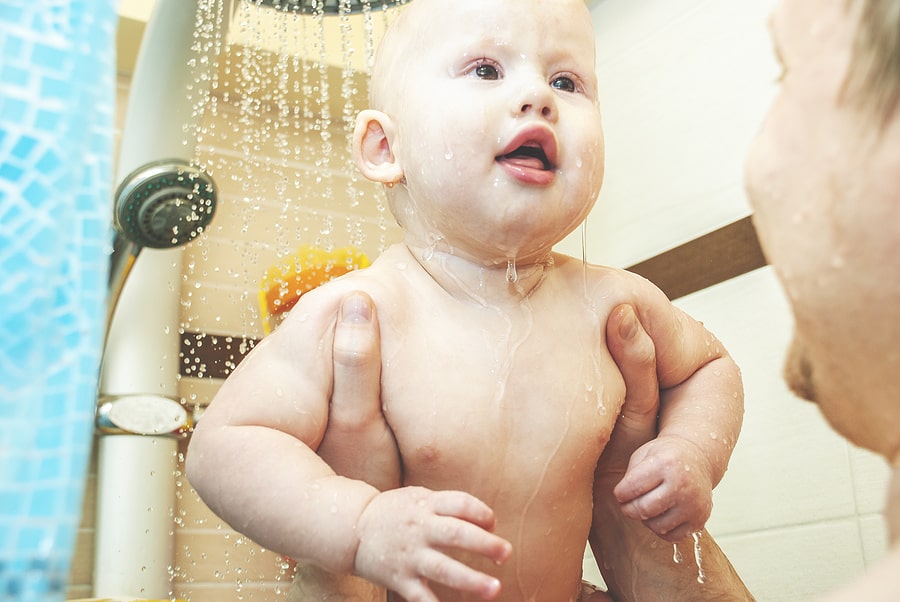 Krimpen Aanpassen Drink water Douchen met je baby: veilig én gezellig samen spetteren – 24Baby.nl