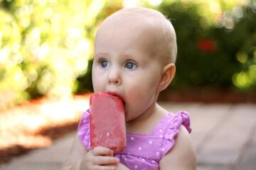 Baby eet gezond waterijsje op basis van fruit