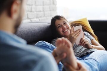 Man masseert de voeten van zijn zwangere vrouw die last heeft van stemmingswisselingen