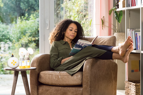 vrouw leest met Swing Maxi borstkolf