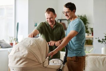 Stel bekijkt wagen tijdens kinderwagen kopen