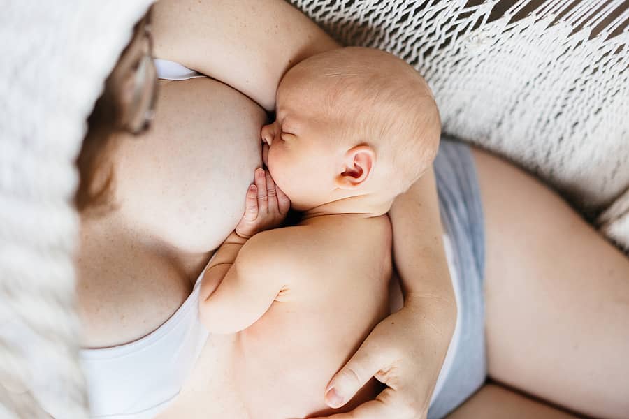 Executie Overtreden veronderstellen Borstvoedingshoudingen: 10 manieren om je baby te voeden – 24Baby.nl