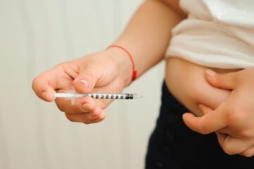 Vrouw spuit Pregnyl in lichaam