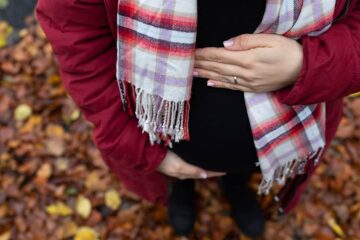 Zwangere vrouw werkt aan haar weerstand